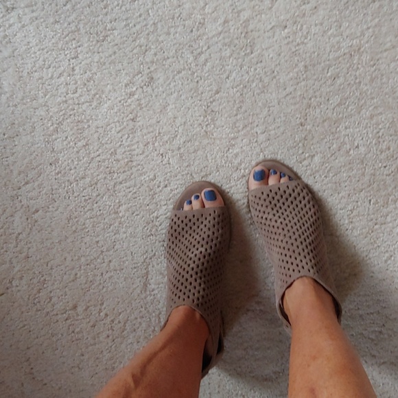 Shoes - Picture 5 of 6